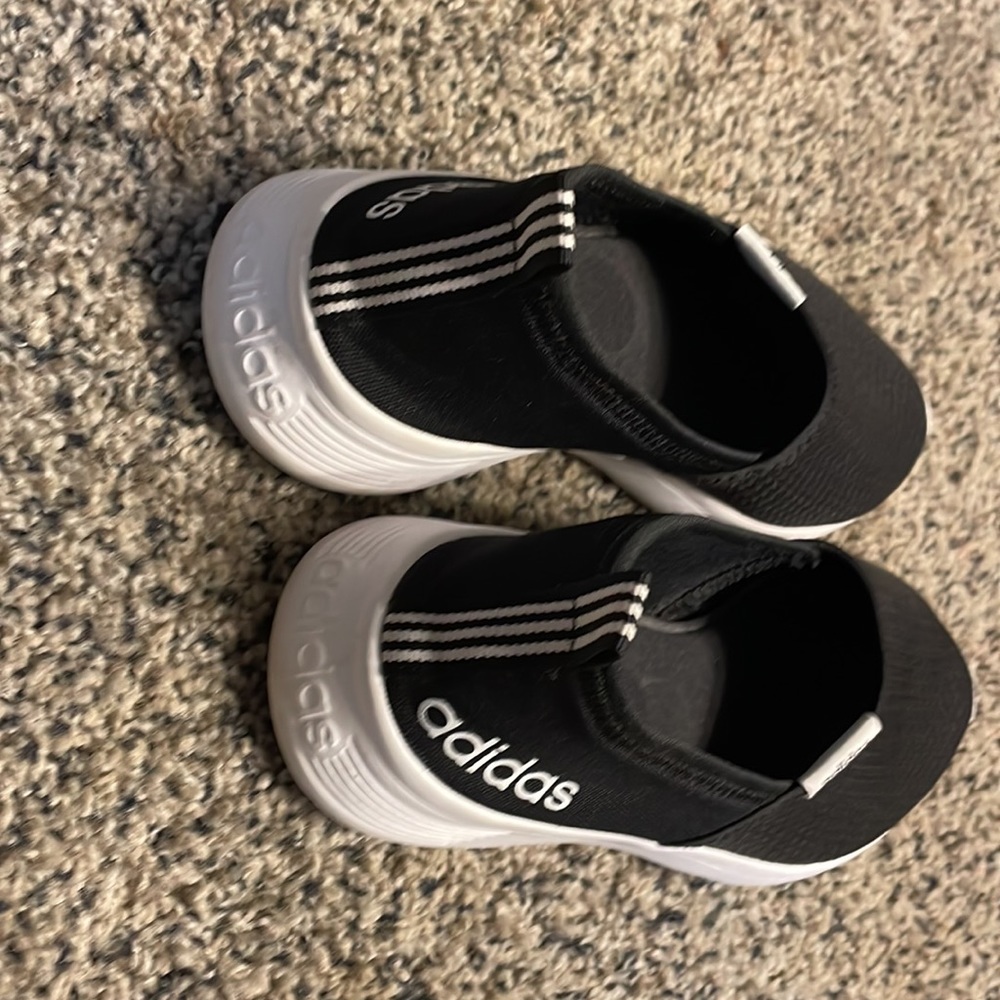 Women’s adidas shoes slip on size 6 - Picture 2 of 5